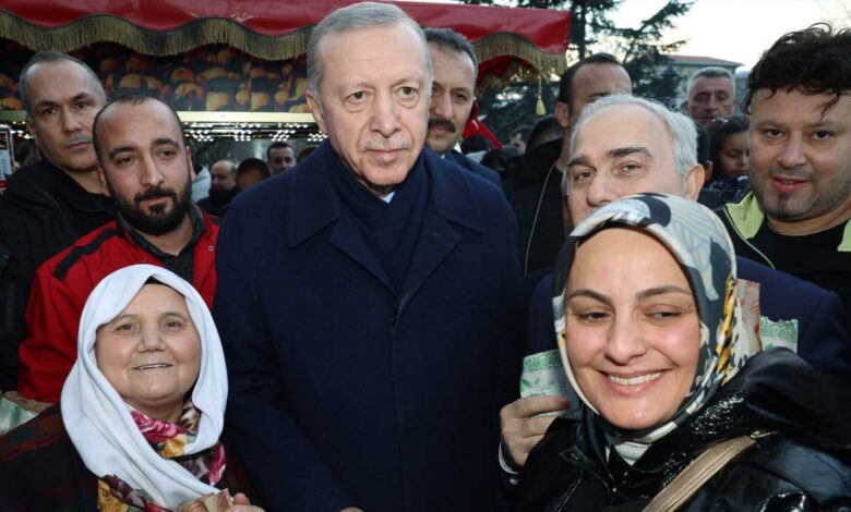 Cumhurbaşkanı Erdoğan, Sultanahmet'te vatandaşların Regaip Kandili'ni kutladı - Birlik Haber Ajansı