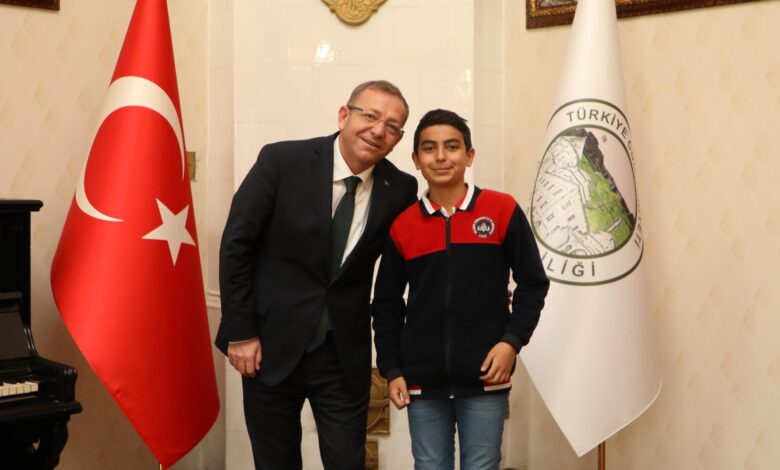 Oyuncu Beyinler Turnuvası Türkiye Finallerine Kars'tan Çınar Berat Yağcı katılacak - Birlik Haber Ajansı