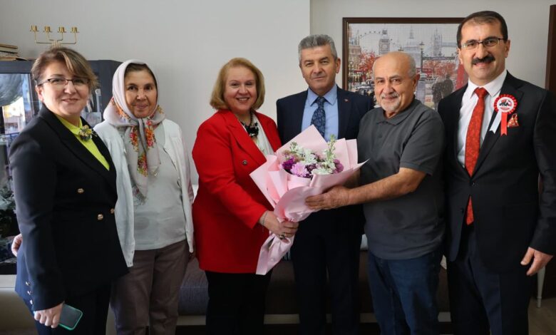 Artvin Valisi Ergün, emekli öğretmeni evinde ziyaret etti - Birlik Haber Ajansı